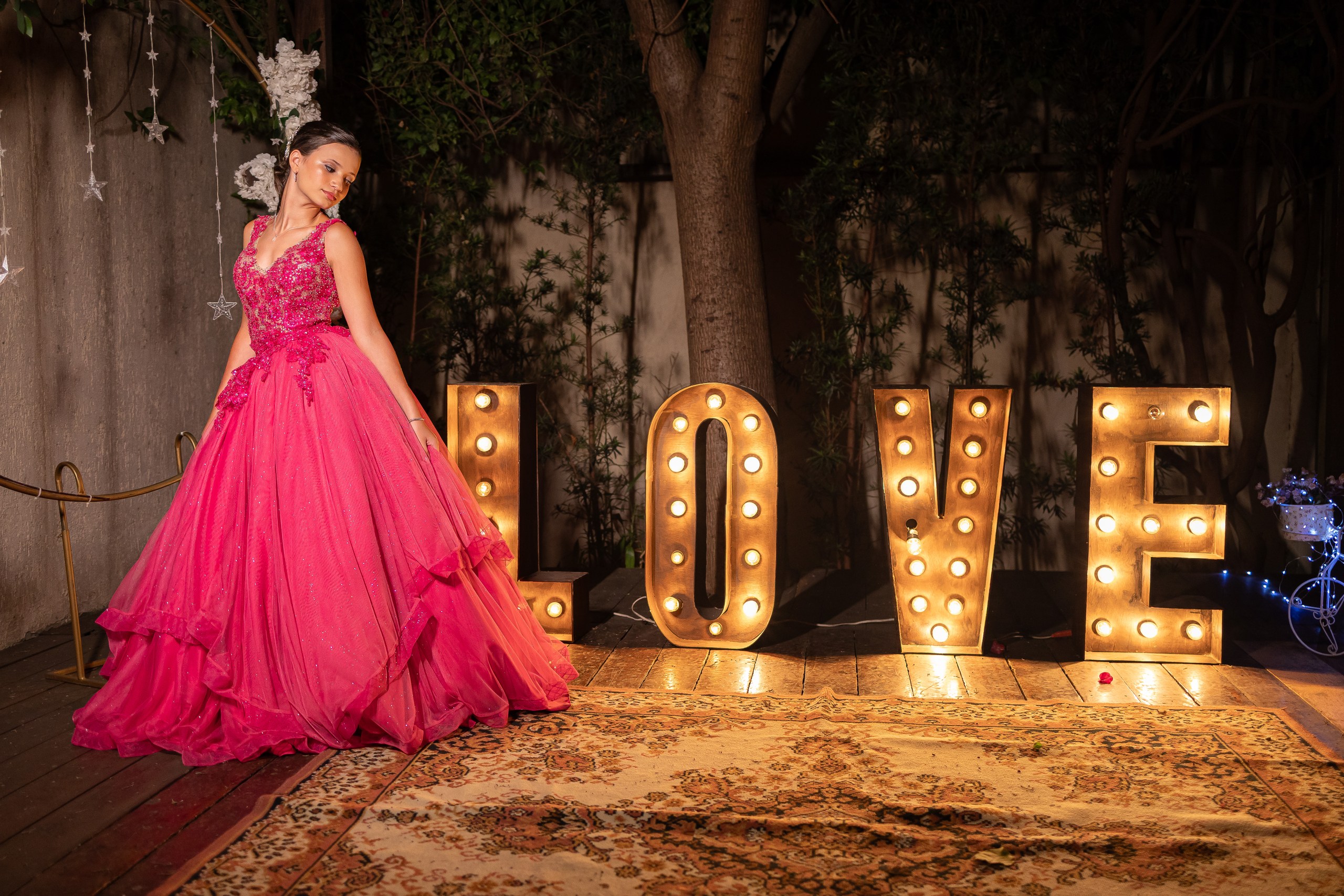 Debutante em cenário iluminado